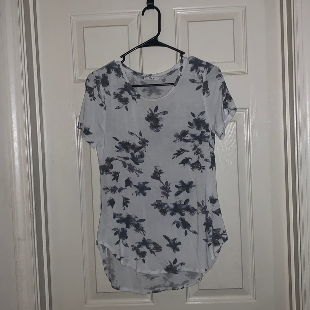 Dex White w/ Gray floral TShirt size Medium